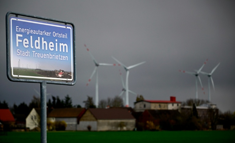Des éoliennes en arrière-plan à Feldheim, dans l'est de l'Allemagne, le 25 mars 2026