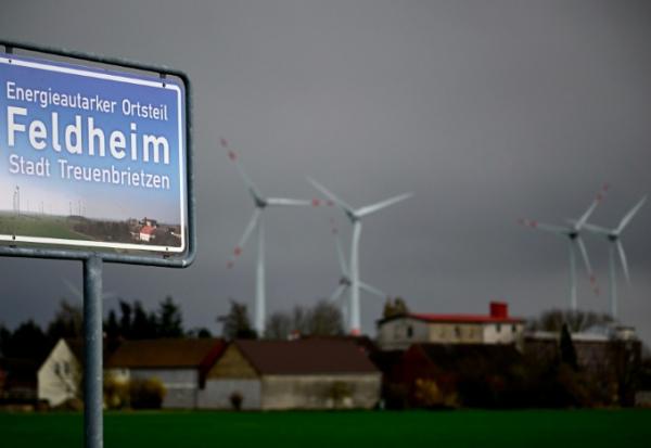 Des éoliennes en arrière-plan à Feldheim, dans l'est de l'Allemagne, le 25 mars 2026
