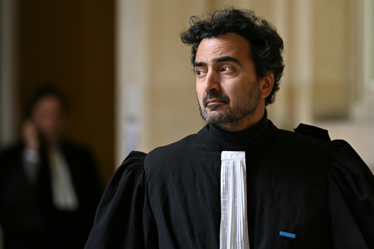 Kami Haeri, avocat de Shein, arrive au Palais de Justice de Paris pour assister à l'audience relative à l'appel interjeté par l'État contre la demande de suspension du géant asiatique du commerce électronique Shein pour vente de produits illicites, le 5 février 2026 