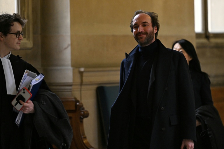 Quentin Ruffat (d), porte-parole de Shein, arrive au Palais de Justice de Paris, le 5 février 2026 