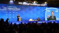 Le président français Emmanuel Macron prononce un discours à l'ouverture du Shangri-La Dialogue Summit à Singapour, le 30 mai 2025