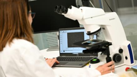 Justine O'Brien, responsable des sciences de la conservation à la Taronga Conservation Society Australia examine des échantillons de gamètes de corail stockés dans un réservoir cryogénique rempli d'azote liquide dans un laboratoire de Sydney, le 29 mai 2025 en Australie