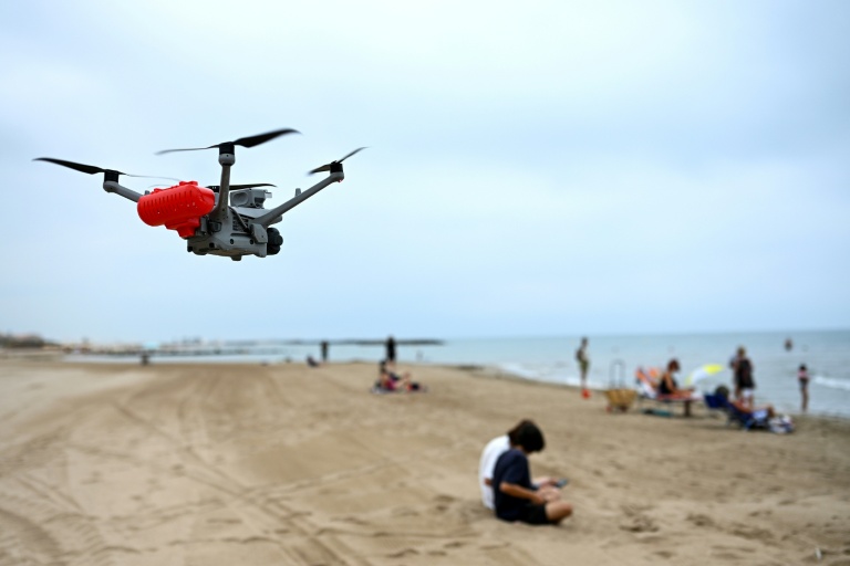 Un drone de la société Instadrone survole la zone lors d'une opération de test visant à appuyer la surveillance des plages et à prévenir les noyades dans la station balnéaire de Valras-Plage, dans le sud de la France, le 31 juillet 2026