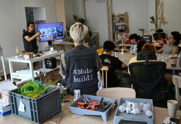 Des femmes participent à un cours d'électricité organisé par l'atelier Mulan Build à Hangzhou, dans la province du Zhejiang, le 28 juin 2026 dans l'est de la Chine