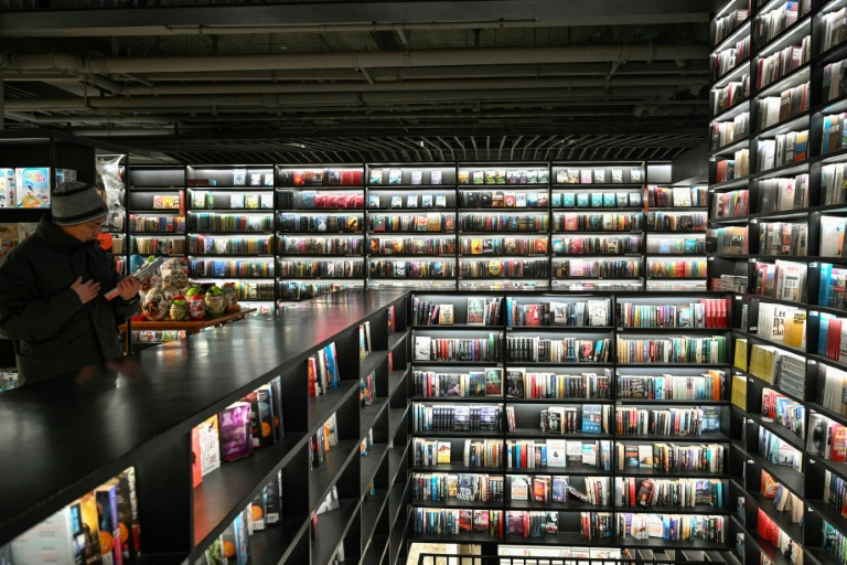 Un homme dans une librairie de Pékin, le 18 décembre 2025