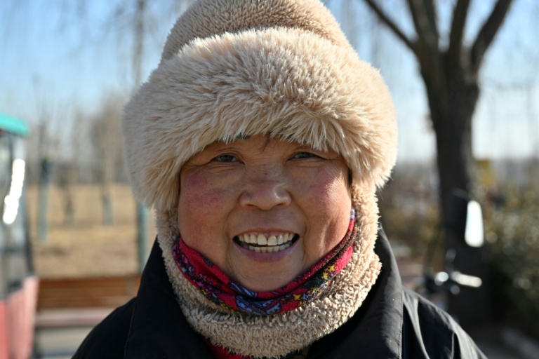 Une habitante de la ville chinoise de Baoding, dans le district de Xushui à une centaine de kilomètres de Pékin, où les autorités ont ordonné  de remplacer les poêles à charbon par des systèmes électriques ou au gaz, le 7 janvier 2026