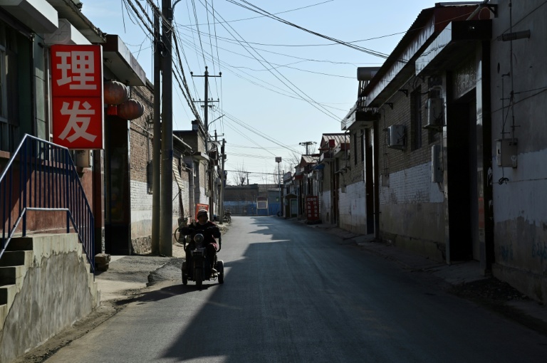 Une rue de la ville chinoise de Baoding, dans le district de Xushui à une centaine de kilomètres de Pékin, où les autorités ont ordonné  de remplacer les poêles à charbon par des systèmes électriques ou au gaz, le 7 janvier 2026