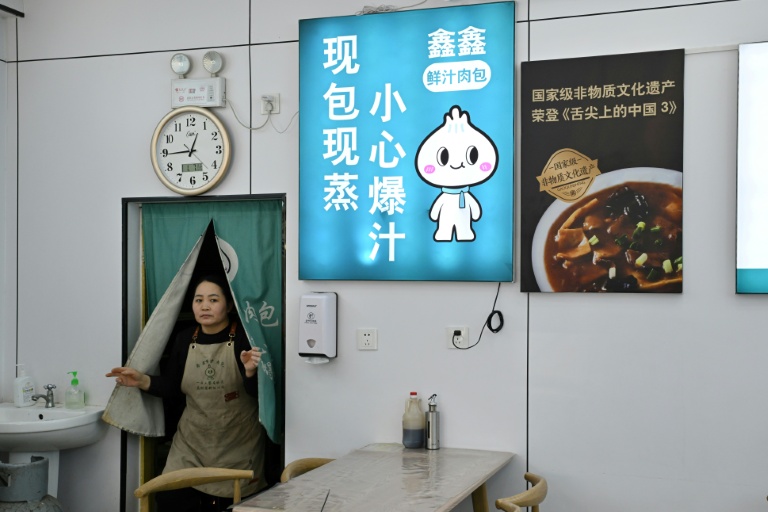 Yin Chunlan, employée dans un restaurant de la ville chinoise de Baoding, dans le district de Xushui à une centaine de kilomètres de Pékin, où les autorités ont ordonné  de remplacer les poêles à charbon par des systèmes électriques ou au gaz, le 7 janvier 2026