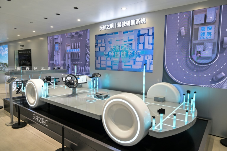 Un modèle du système de conduite autonome de BYD présenté au salon de l'automobile à Shanghai, le 24 avril 2025