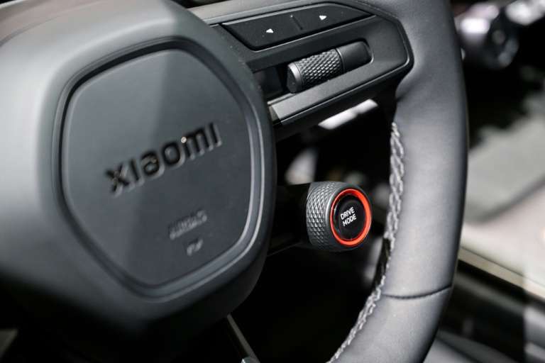 Un sélecteur de mode de conduite près du volant d'un SU7 de Xiaomi lors du salon de l'automobile à Shanghai, le 23 avril 2025