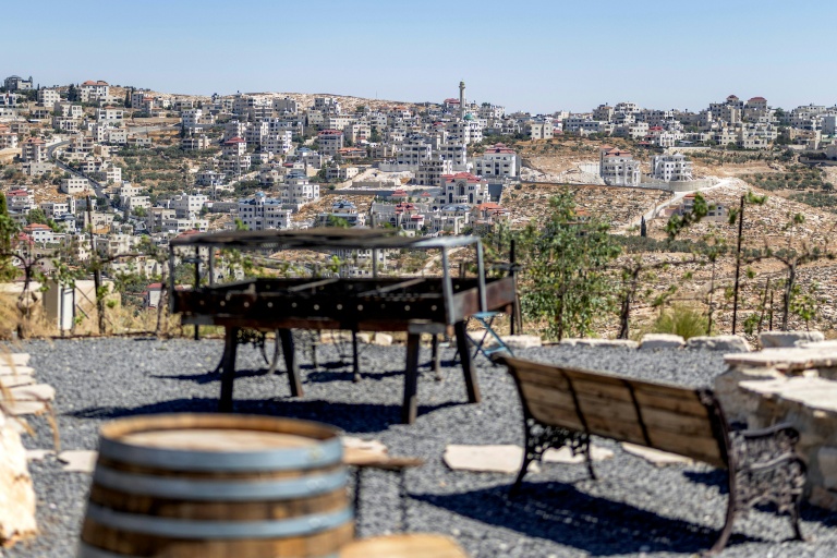 Le village palestinien de Mihkmas evu depuis la terrasse d'une exploitation viticole dans la colonie israélienne de Shaar Binyamin,  au sud-est de Ramallah, le 9 septembre 2026 en Cisjordanie occupée