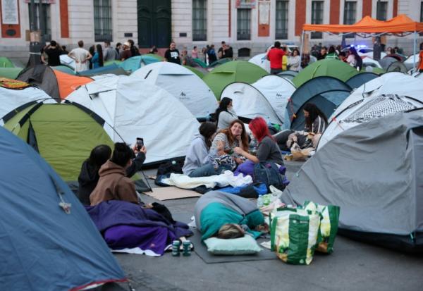 Des manifestants installés dans des tentes sur la Puerta del Sol à Madrid pour protester contre les expulsions de logements, le 27 septembre 2026