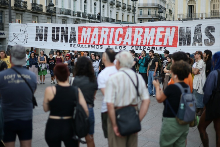 Des manifestants  protestent à Madrid contre l'expulsion d'une femme de 87 ans du logement où elle habitait depuis toujours, le 27 septembre 2026 

les expulsions de logements après c, le 27 septembre 2026