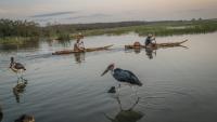 Des pêcheurs partent à l'aube à bord de pirogues traditionnelles sur le lac Dembel, l'un des lacs de la vallée du Rift central en Éthiopie, longtemps touché par la surexploitation et la pollution, le 20 mai 2025 à Batu 