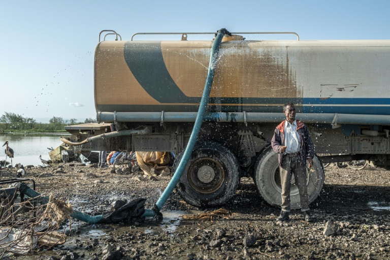 Un ouvrier à côté d'un générateur pompant de l'eau du lac Dembel pour remplir un camion-citerne pour une entreprise de construction chinoise, le 21 mai 202 à Batu, en Ethiopie