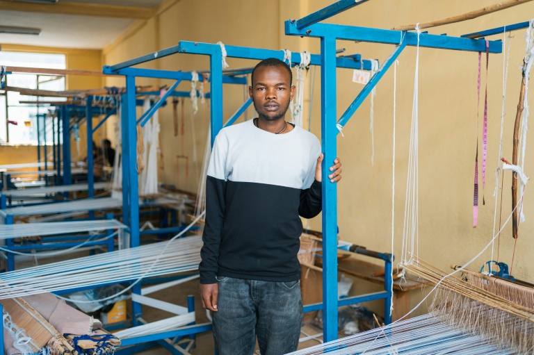Abush Dubule dans un atelier de tissage du quartier Shiromeda à Addis Abeba, le 7 octobre 2025 en Ethiopie