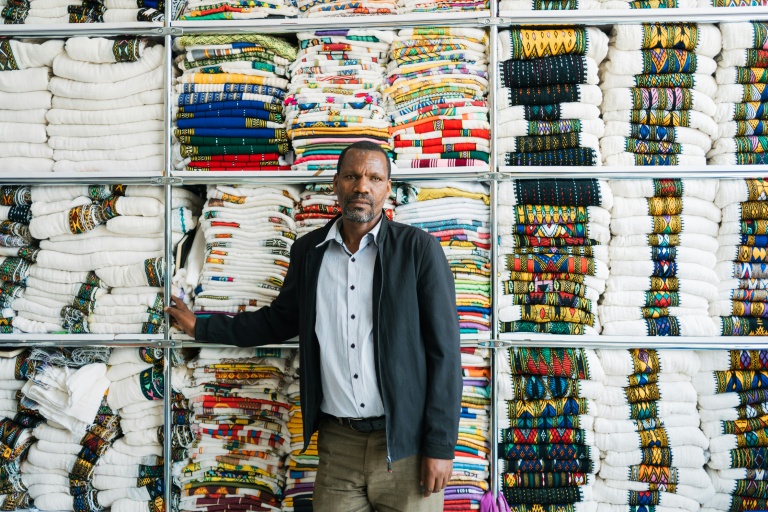 Belhu Belta dans sa boutique de robes et écharpes traditionnelles du quartier Shiromeda à Addis Abeba, le 7 octobre 2025 en Ethiopie