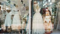 Des netela et des habesha kemis (vêtements traditionnels éthiopiens) dans la vitrine d'un magasin du quartier Shiromeda à Addis Abeba, le 7 octobre 2025 en Éthiopie
