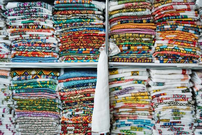 Des tissus tissés à la main exposés dans la boutique de Belhu Balta du quartier Shiromeda à Addis Abeba, le 7 octobre 2025 en Ethiopie
