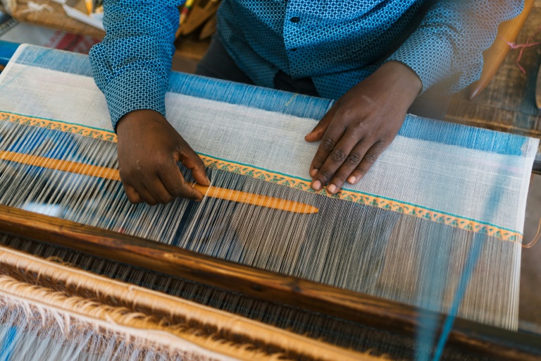 Le tisserand Asefaw Yemu dans un atelier du quartier Shiromeda à Addis Abeba, le 7 octobre 2025 en Ethiopie