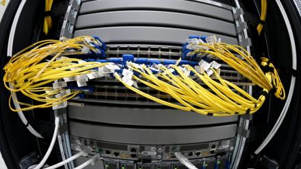 Raccordements en fibre optique dans un centre de données de SFR, à Cesson-sevigné, dans la banlieue de Rennes (Ile-de-France), le 14 décembre 2020.