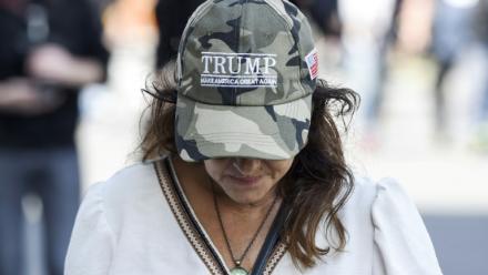 Une manifestante antivax avec une casquette "Trump, make America great again", à Nantes le 7 août 2021