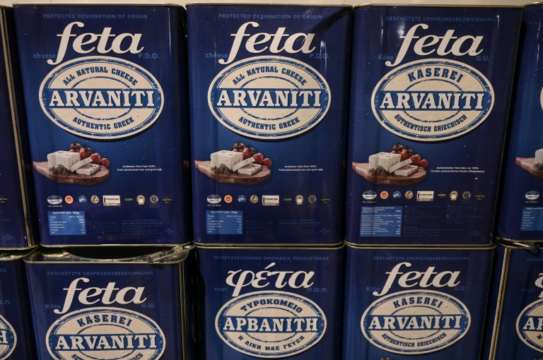 De la feta dans une usine de fromage à Thessalonique en Grèce le 19 février 2026