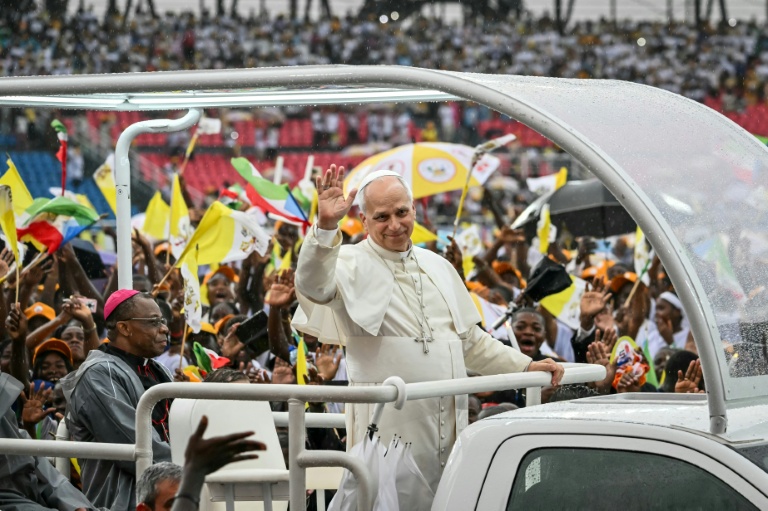Le pape Léon XIV (au centre) salue la foule depuis la papamobile à son arrivée au stade de Bata (Guinée équatoriale), le 22 avril 2026