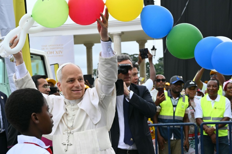 Le pape reçoit des ballons de la part d'enfants à Mongomo, en Guinée équatoriale, le 22 avril 2026