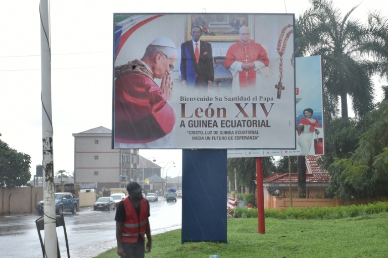 Une affiche du pape Léon XIV (g et d) et du président Teodoro Obiang (c) à Malabo, le 15 avril 2026, avant la visite du pape en Guinée équatoriale