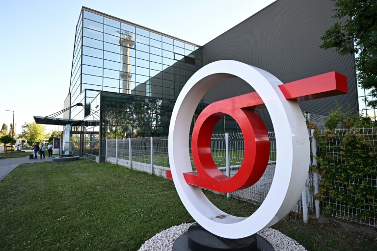 Photo prise le 28 mai 2026 du logo d'une chaîne du groupe audiovisuel public hongrois MTVA, à Budapest 