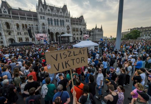 Manifestation contre une loi ciblant les les ONG et médias indépendants devant le Parlement de Budapest, le 10 juin 2025 en Hongrie