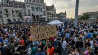 Manifestation contre une loi ciblant les les ONG et médias indépendants devant le Parlement de Budapest, le 10 juin 2025 en Hongrie