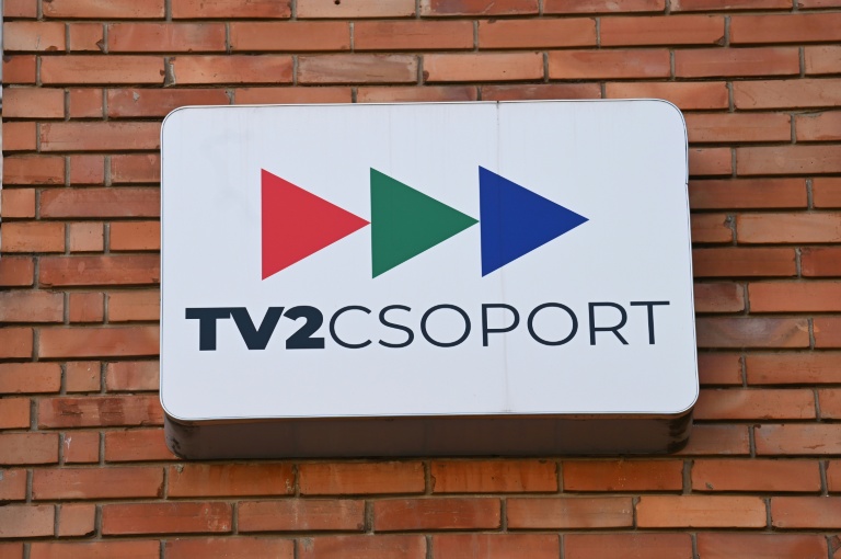 Logo d'une chaîne de TV2 Media Group à Budapest, le 28 mai 2026 