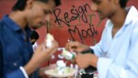 Des sympathisants du Cockroach Janta Party (CJP), le parti du peuple des cafards, lors d'une manifestation pour exiger la démission du ministre indien de l’Éducation, Dharmendra Pradhan, au Jantar Mantar, à New Delhi, le 22 juillet 2026