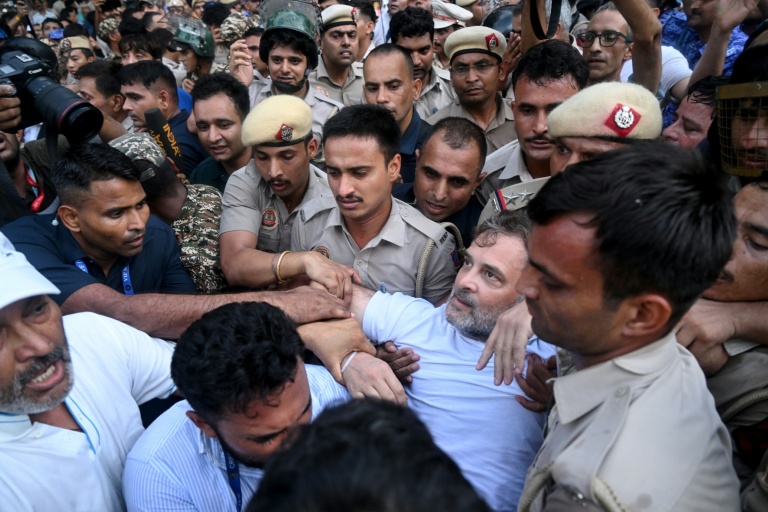 Les forces de sécurité détiennent le chef de l’opposition indienne, Rahul Gandhi (au centre), lors d’un sit-in pour réclamer la démission du Premier ministre Narendra Modi devant la résidence de ce dernier à New Delhi, le 21 juillet 2026