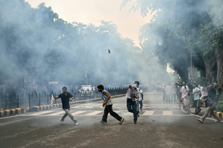 Un sympathisant du Cockroach Janta Party (CJP), le parti du peuple des cafards, lors d’une manifestation réclamant la démission du ministre indien de l’Éducation, Dharmendra Pradhan, à Varanasi, le 20 juillet 2026