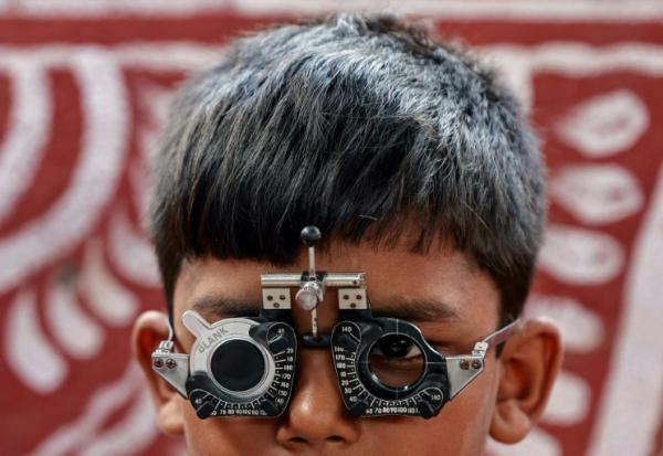 Un enfant se fait tester sa vue grâce à une ONG, GoodVision India, à Bhubaneswar, en Inde, le 4 mai 2026