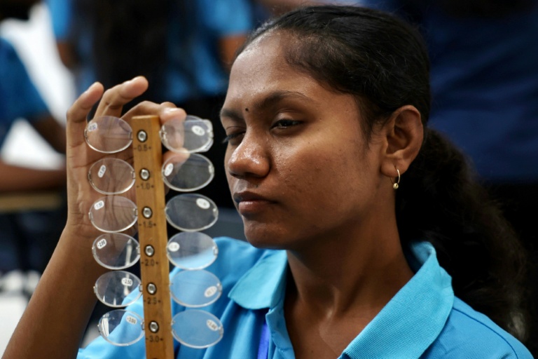 Une technicienne suit une formation en optique à la clinique ophtalmologique de l'ONG GoodVision le 7 mai 2026, à Bhubaneswar, en Inde