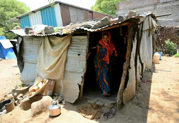 Mirabai Khindkar, dont le mari Amol, agriculteur, s'est suicidé en raison de l'accumulation de prêts financiers, assise devant la maison de ses beaux-parents dans le village d'Ambilwadgaon, dans l'Etat du Maharashtra, le 3 mai 2025 en Inde