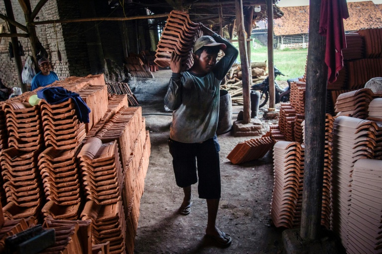 Une fabrique de tuiles dans la ville indonésienne de Jatiwangi le 11 août 2025 