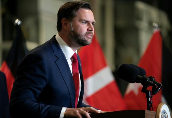 Le vice-président américain JD Vance écoute une question lors d'une conférence de presse dans le sud d'Israël, le 21 octobre 2025