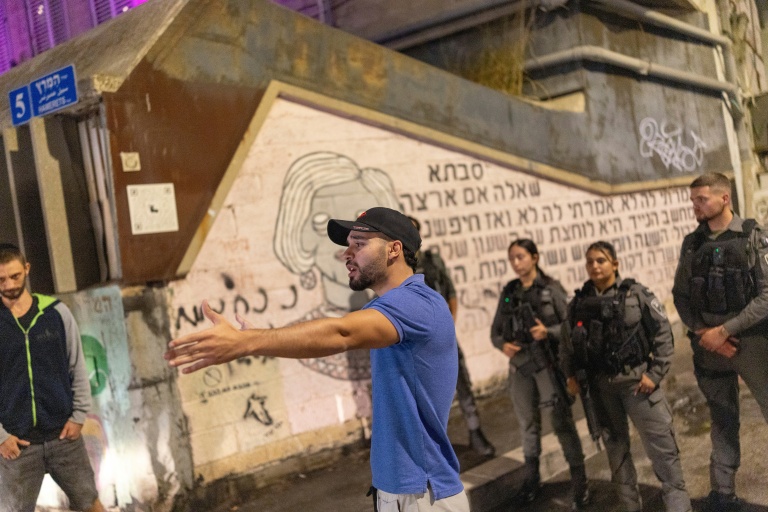 L'influenceur d'extrême droite Mordechai David tentant de bloquer l'accès à une réunion d'une liste arabe pour les législatives à Tel-Aviv, le 5 octobre 2026