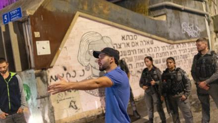 L'influenceur d'extrême droite Mordechai David tentant de bloquer l'accès à une réunion d'une liste arabe pour les législatives à Tel-Aviv, le 5 octobre 2026