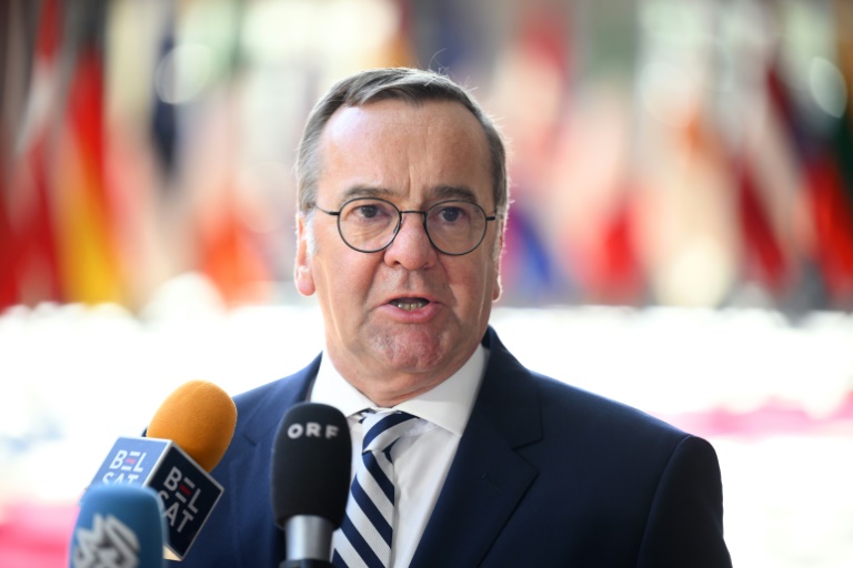 Le ministre allemand de la Défense, Boris Pistorius, fait une déclaration à son arrivée à une réunion du Conseil de défense au siège de l'UE à Bruxelles, le 20 mai 2025