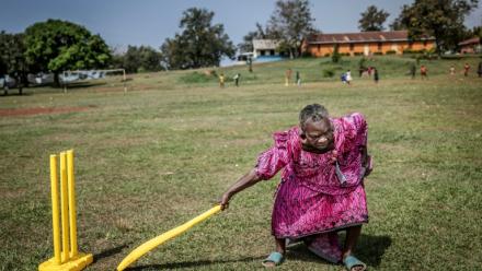 Une femme âgée joue au cricket dans le district de Jinja, le 10 janvier 2026, dans l'est de l'Ouganda