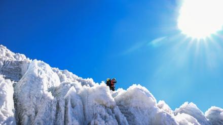 Le glaciologue suisse Andreas Henz descend le glacier du Pamir lors de l'expédition "Pamir-Ice-Memory", à Kon Chukurbashi, dans l'est du Tadjikistan, le 24 septembre 2025