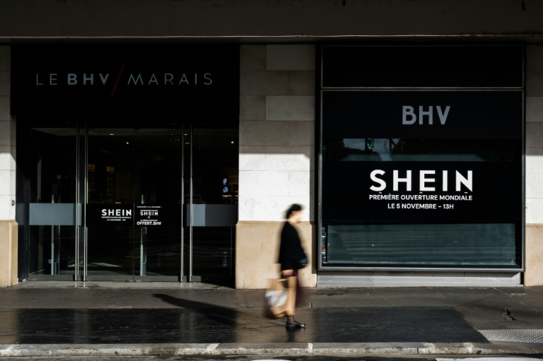 Une des entrées du Bazar de l'Hotel de Ville (BHV) à Paris, le 3 novembre 2025, avec une affiche y annonçant l'ouverture d'un espace Shein pour le 5 novembre   