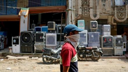 Une boutique de vente de climatiseurs à Varanasi en Inde le 18 mai 2026