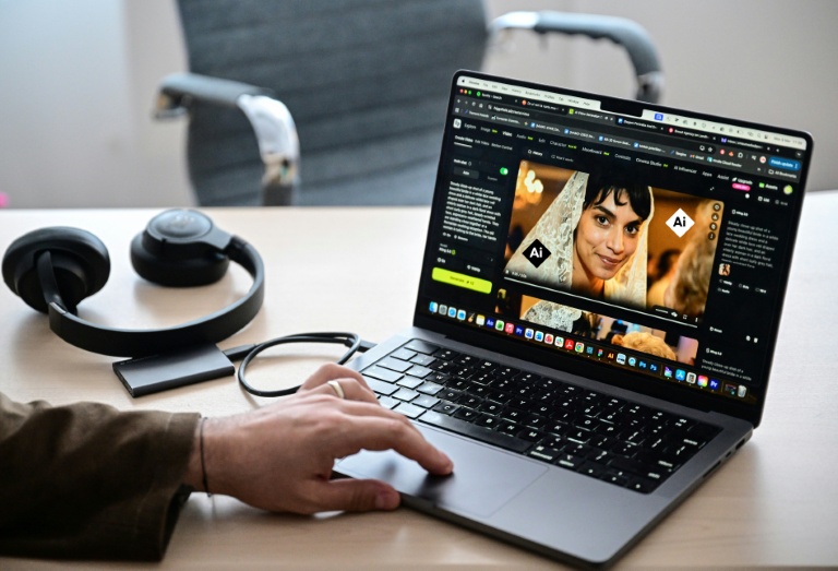 Tom, le créateur de Lolita, chanteuse générée par IA, travaille sur un nouveau clip vidéo à Bucarest, en Roumanie, le 9 mars 2026
